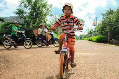 Hơn bốn km đường làng Dơk Rơng đã được nhựa hóa nhờ sự chung tay của đoàn viên thanh niên.