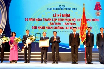 Bệnh viện Nội tiết Trung ương đón nhận Huân chương Lao động hạng Nhất.