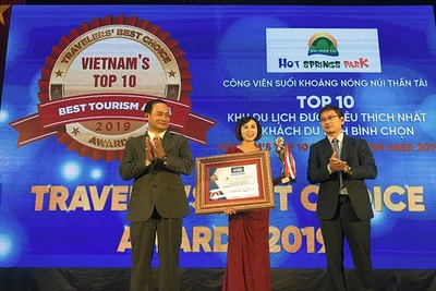 Bà Trần Thị Hương, đại diện Công viên suối khoáng nóng Núi Thần Tài nhận Bằng vinh danh điểm đến hấp dẫn, chất lượng và uy tín nhất.