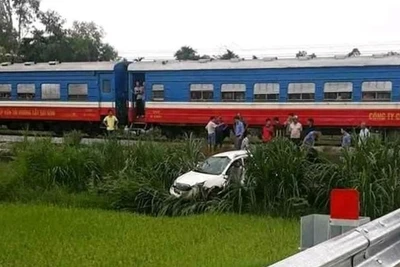 Xe ô-tô BKS 76A-083.02 bị tàu SE9 hất văng xuống ruộng. 