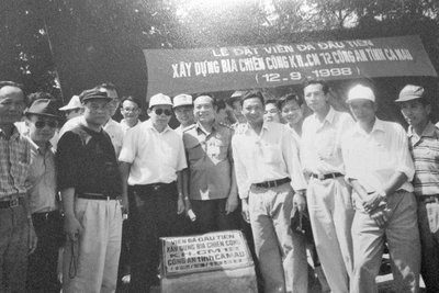 Tác giả (hàng đầu, thứ tư từ trái sang) và một số cán bộ, chiến sĩ Ban chuyên án tại Lễ đặt viên đá đầu tiên xây dựng Bia Chiến công KH CM 12 tại Hòn Đá Bạc, Cà Mau. Ảnh tư liệu gia đình