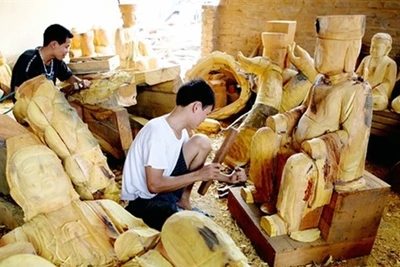 Sản xuất đồ gỗ tại xã Vạn Phúc, huyện Thường Tín (Hà Nội).&nbsp;Ảnh: QUANG THIỆN