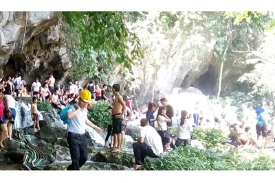 Những ngày vừa qua, suối Mỏ Gà thu hút nhiều du khách đến tham quan, tránh nắng.