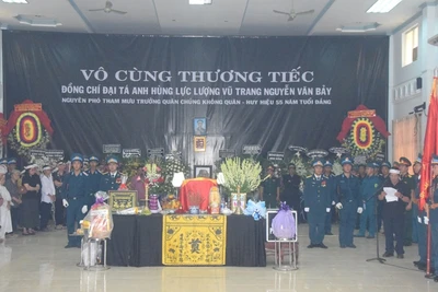 Lễ tang Anh hùng phi công Nguyễn Văn Bảy được tổ chức trang trọng tại quê nhà.