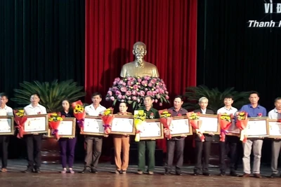 Các gia đình có công được trao tặng Huân chương Độc lập.