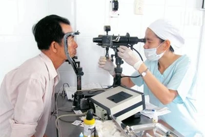 Kiểm tra mắt cho người bệnh.