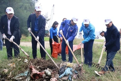 Cán bộ đoàn cùng tham gia dọn rác thải tại bãi biển phường Quảng Vinh.