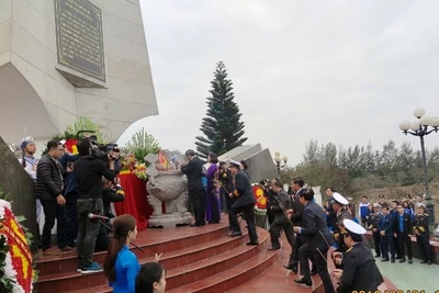 Dâng hương tưởng niệm các anh hùng, liệt sĩ tại Di tích lịch sử quốc gia Bến K15.