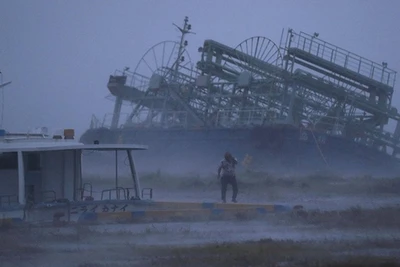 Một chiếc tàu bị thổi dạt vào bờ tại khu vực cảng Yonabaru, phía nam Okinawa (Nhật Bản) trong cơn bão Trami. Ảnh: Kyodo via Reuters