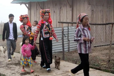 Từ sáng sớm người dân bản Tá Bạ, xã Tá Bạ đã đến các điểm bỏ phiếu để thực hiện quyền công dân của mình.