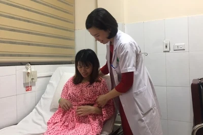 BSCKI Nguyễn Thị Sim thăm khám cho sản phụ trước khi xuất viện. 