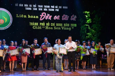 Trao Huy chương vàng cho Câu lạc bộ đờn ca tài tử Quận 12