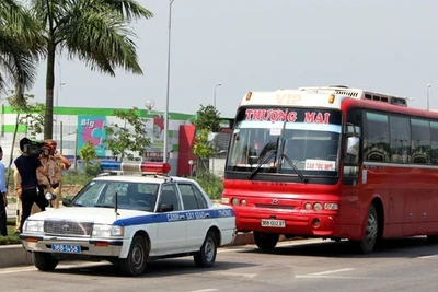 CSGT tạm dừng  xe khách Thượng Mai để kiểm tra hành chính.