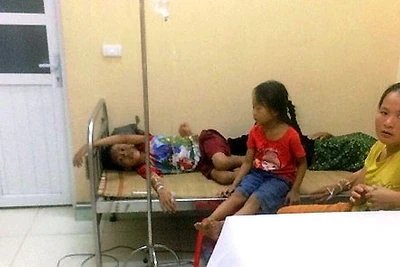 Bệnh nhân bị rối loạn tiêu hóa được điều trị ở cơ sở y tế huyện Nga Sơn.