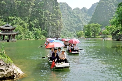 Khách du lịch tham gia tua du lịch về nguồn thăm Hành cung Vũ Lâm trong quần thể danh thắng Tràng An.