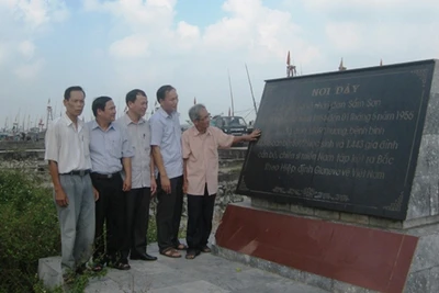 Bia khắc ghi sự kiện đón đồng bào, cán bộ, chiến sĩ miền nam tập kết tại cảng Hới (Thanh Hóa).