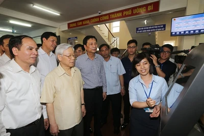 Tổng Bí thư Nguyễn Phú Trọng thăm Trung tâm hành chính công TP Uông Bí. 