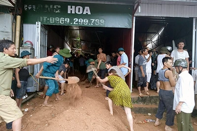Lực lượng vũ trang, dân quân, thanh niên cùng nhân dân khắc phục hậu quả thiên tai trên địa bàn thị trấn Vinh Quang, huyện Hoàng Su Phì (Hà Giang). Ảnh: TIẾN LÂM