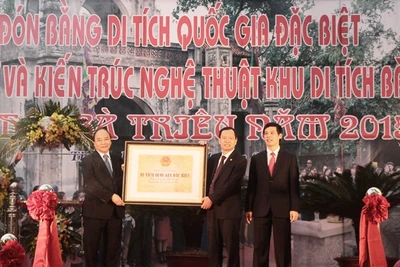 Phó Thủ tướng Chính phủ Nguyễn Xuân Phúc trao bằng xếp hạng Di tích Quốc gia đặc biệt Khu Di tích Bà Triệu cho tỉnh Thanh Hóa.