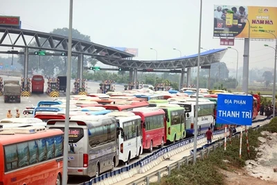 Xe khách xếp hàng tại trạm thu phí trên cao tốc Pháp Vân - Cầu Giẽ. (ẢNH: DUY LINH)