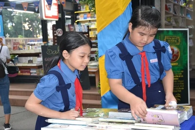 Các em thiếu nhi xem sách tại Hội sách thiếu nhi.
