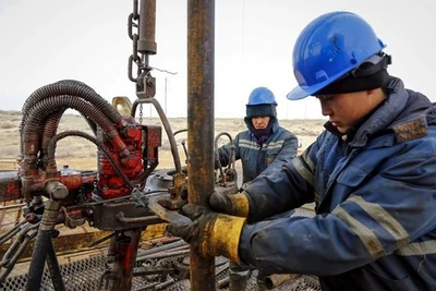 Công nhân làm việc tại một giếng dầu ở miền nam Kazakhstan. Ảnh Reuters