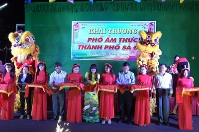 Đại biểu cắt băng khai trương Phố ẩm thực Sa Đéc.