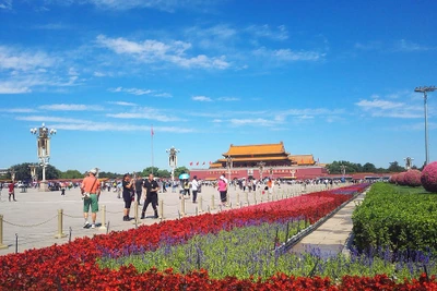 Người dân tham quan quảng trường Thiên An Môn ở thủ đô Bắc Kinh, Trung Quốc trong bầu không khí trong lành.