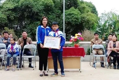 Đại diện Huyện đoàn Ngọc Lặc trao tặng Giấy khen, tôn vinh học sinh có hành động đẹp.