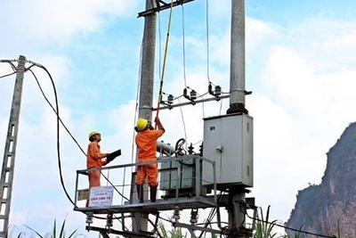 Công nhân điện lực Cẩm Thủy vận hành Trạm biến áp.