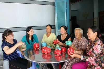 Chị em phụ nữ ấp Phú Khương, xã Phú Lễ, huyện Ba Tri phát triển mô hình nuôi heo đất.