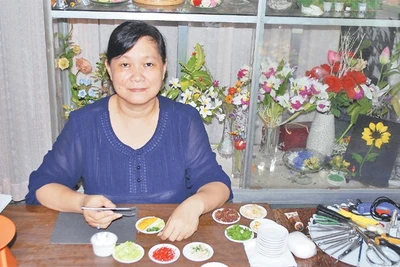 Nghệ nhân Mai Nguyễn Minh Lan Phương với các sản phẩm từ đất nặn của mình.