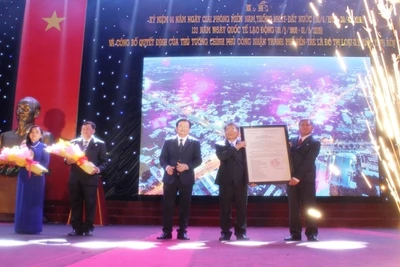 Trao Quyết định của Thủ tướng công nhận TP Bến Tre là đô thị loại II.