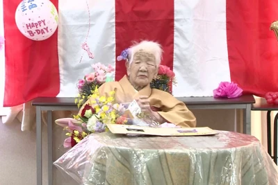 Hình ảnh cụ bà Kane Tanaka trong bữa tiệc sinh nhật hôm 5-1-2020 (Ảnh: Reuters)