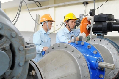 Công nhân Công ty cổ phần cấp thoát nước số 1 Vĩnh Phúc kiểm tra, bảo dưỡng trạm bơm. Ảnh: KHÁNH AN 