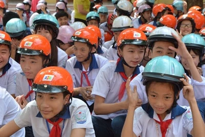 Trao 1.900 mũ bảo hiểm cho học sinh Yên Bái