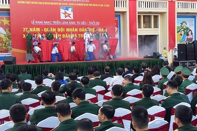 Quang cảnh khai mạc triển lãm.