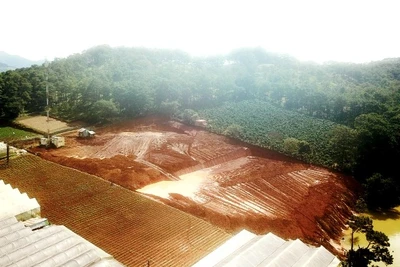 Khu đất cạnh nhà kính san ủi đẩy đất xuống lòng hồ Đan Kia - Suối Vàng.