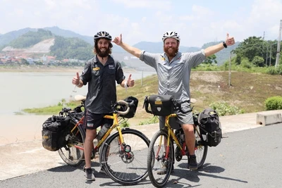 Hai anh Ron Ruthland và James Owens tại Hòa Bình (Ảnh: ChildFund Việt Nam).