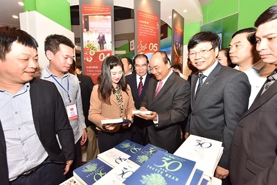 Thủ tướng Nguyễn Xuân Phúc thăm gian trưng bày của Báo Nhân Dân tại Hội báo toàn quốc năm 2019. Ảnh: Duy Linh.