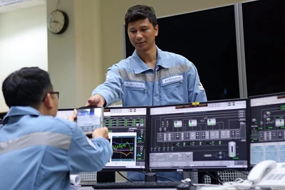 Mọi công việc vận hành vốn trước đây phải ghi thủ công thì nay đều đã được tích hợp trong máy tính bảng. Ảnh: Ngọc Hà