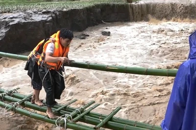 Công an huyện Mường Lát trợ giúp dân di chuyển khỏi nơi sạt lở.