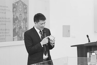 Đại diện Trung tâm Công nghệ thông tin (BHXH Việt Nam) giới thiệu thẻ bảo hiểm điện tử. Ảnh: ANH PHƯƠNG