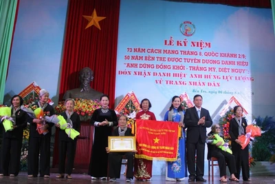 Chủ tịch Quốc hội Nguyễn Thị Kim Ngân trao danh hiệu “Anh hùng Lực lượng vũ trang nhân dân” cho đại diện ĐQTD.