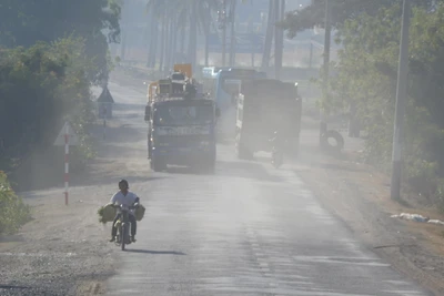 Người điều khiển xe máy tham giao giao thông rất bức xúc trước cảnh phải hít bụi bặm mỗi khi các xe chở vật liệu phóng nhanh vượt ẩu trên đoạn đường ngang qua xã Nhơn Sơn, huyện Ninh Sơn 