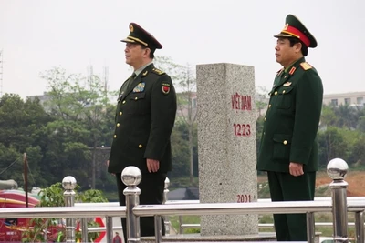 Đại tướng Phùng Quang Thanh, Phó Bí thư Quân ủy Trung ương, Bộ trưởng Quốc phòng Việt Nam và Thượng tướng Thường Vạn Toàn, Ủy viên Quốc vụ, Ủy viên Quân ủy Trung ương, Bộ trưởng Quốc phòng Trung Quốc 