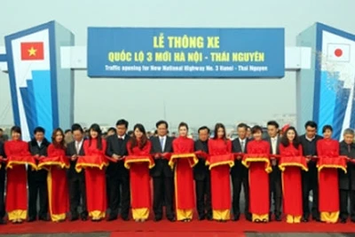 Thủ tướng Nguyễn Tấn Dũng cắt băng thông xe kỹ thuật quốc lộ 3.