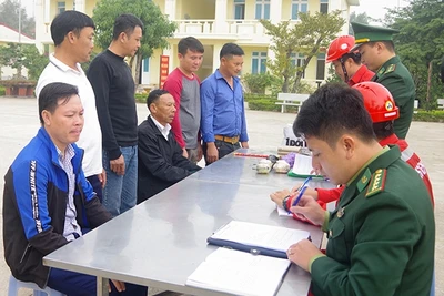 Ngư dân Nghi Sơn tự giác giao nộp mìn tự tạo, pháo nổ cho cơ quan chức năng.