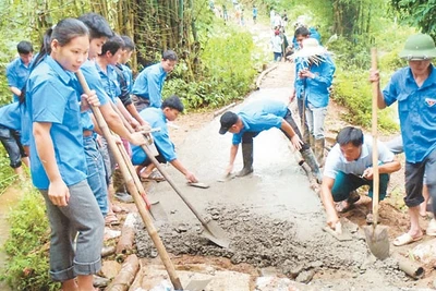 Đoàn viên thanh niên Huyện đoàn Hòa An (Cao Bằng) tham gia làm đường bê-tông tại xã Đức Long. Ảnh: MINH TUYỀN