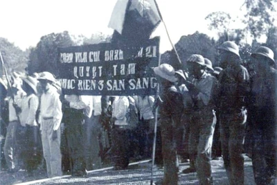Thanh niên Thủ đô những ngày "Ba sẵn sàng" rực lửa. 